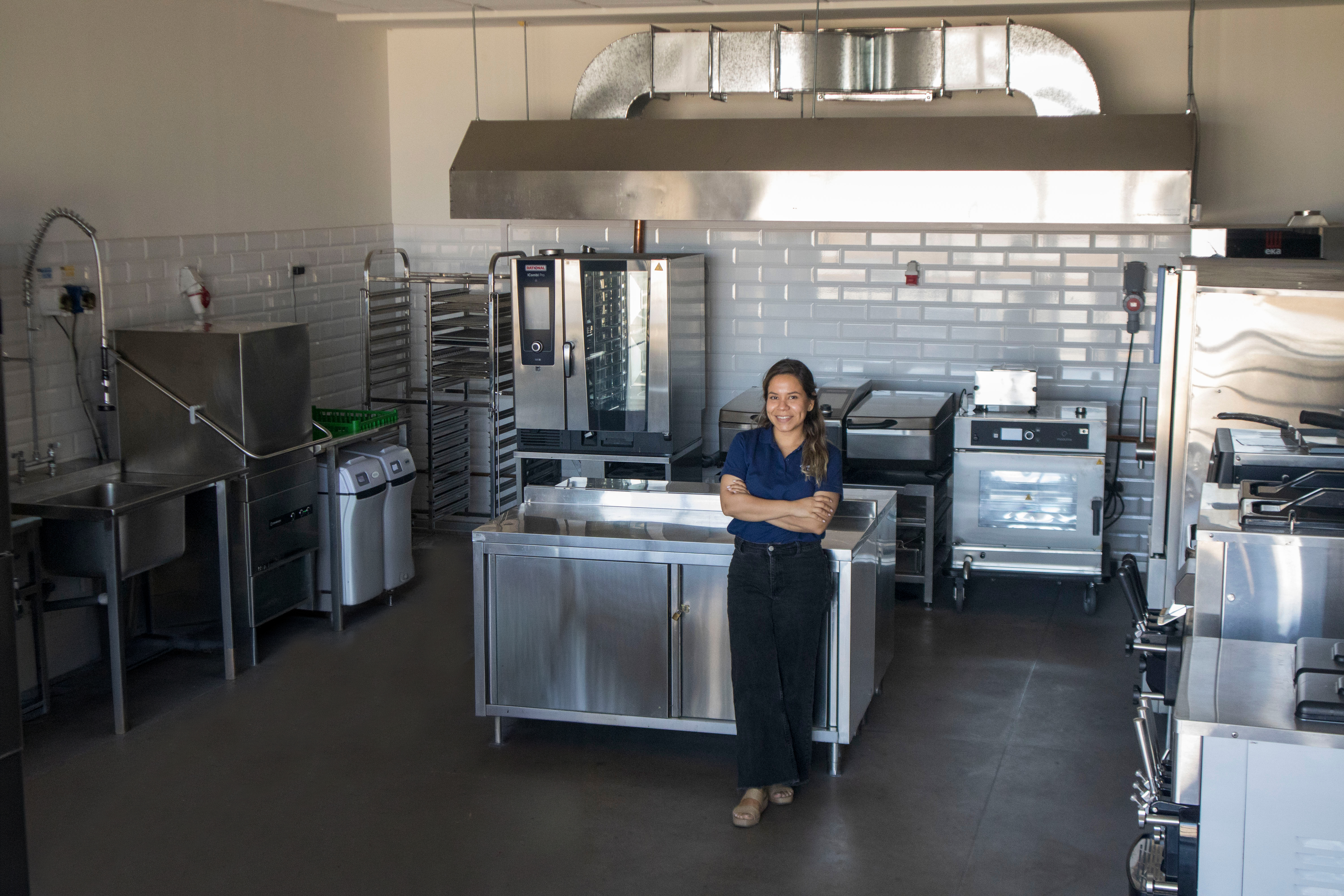 Centro de entrenamiento Imegaventus: horno combinado, mesón de acero inoxidable y equipos operativos para capacitación